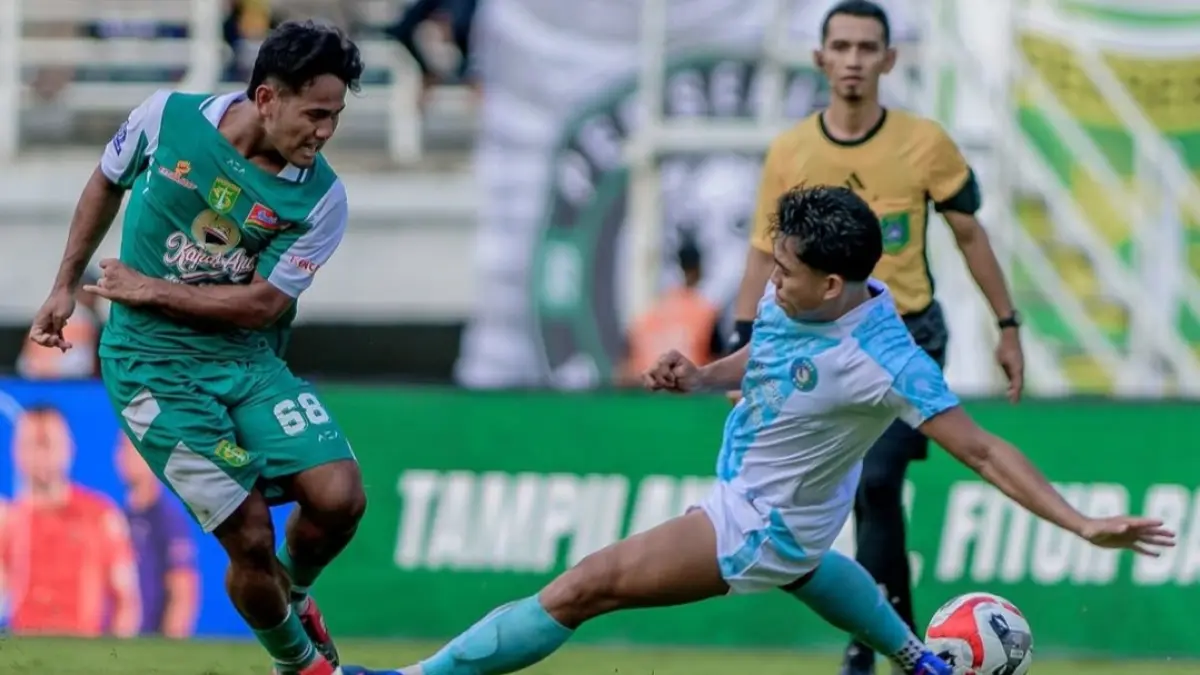 IMBANG: Gelandang Persebaya Tony Firmansyah dihadang pemain PSBS Biak dalam babak pertama di stadion GBT, Sabtu (2/5). (IG @officialpersebaya)