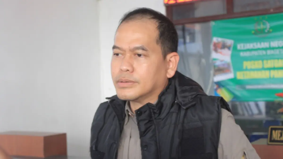 Kasi Intelijen Kejari Magetan Moh Andy Sofyan memberikan keterangan terkait kasus dugaan korupsi dana hibah Pokir DPRD Magetan 2020–2024. DOK RADAR MAGETAN