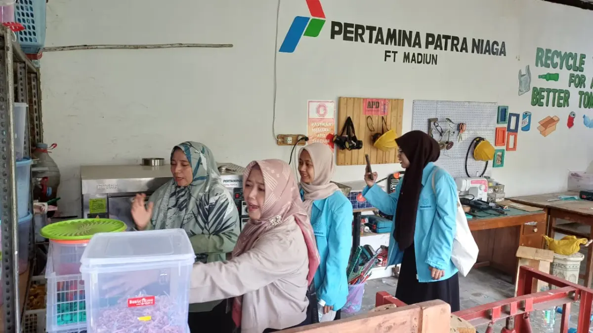 KELOLA SAMPAH: Warga Pesanggrahan, Madiun, mengolah limbah menjadi produk bernilai melalui Program Kampung Iklim.