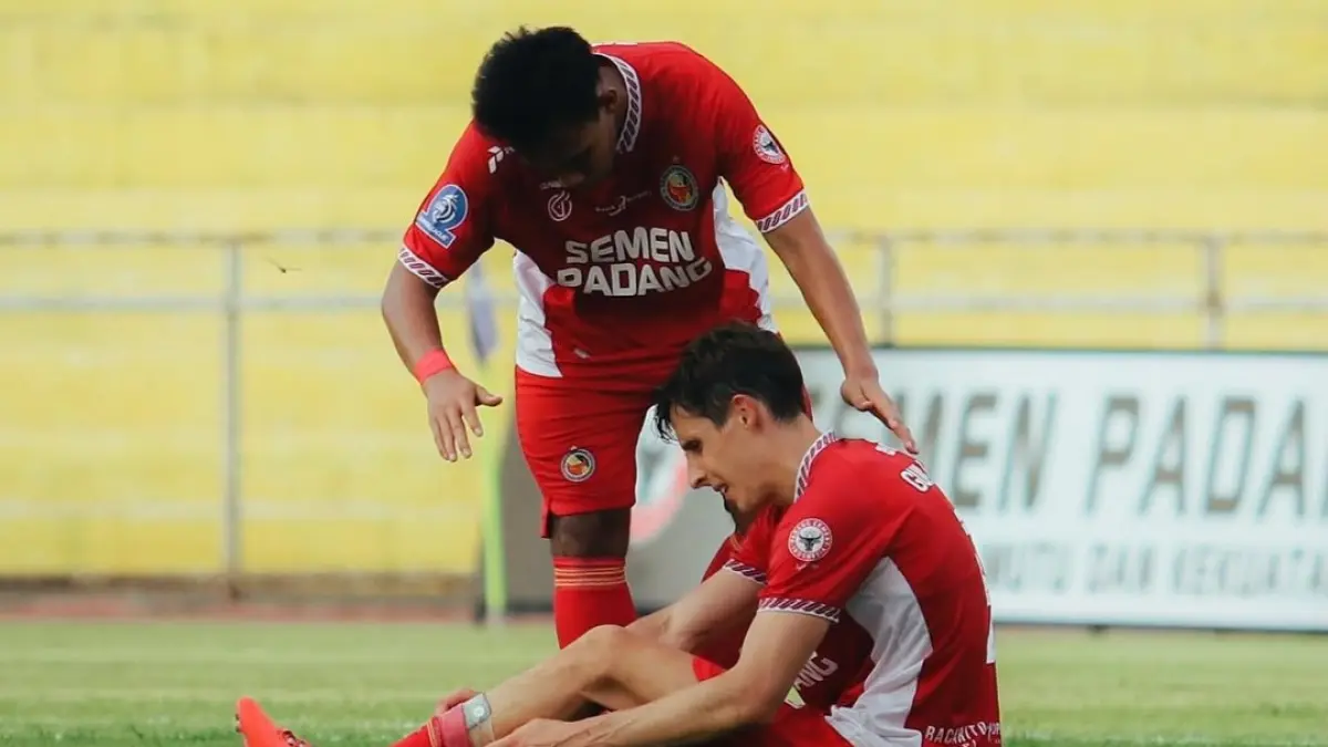 MISI MUSTAHIL: Pemain Semen Padang saling menguatkan usai mengalami kekalahan dalam pertandingan pekan lalu. (IG @semenpadangfcid)