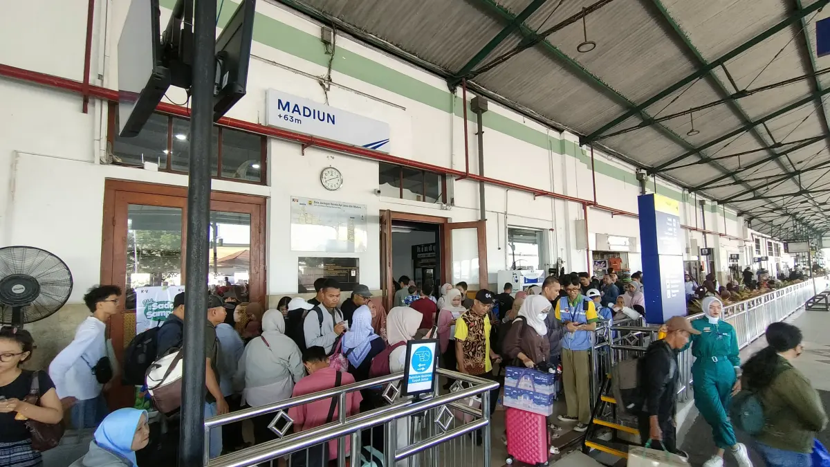 Penumpang memadati Stasiun Madiun saat libur panjang Hari Buruh 2026, dengan lonjakan pelanggan kereta api mencapai belasan ribu orang. FOTO: KAI DAOP 7 MADIUN