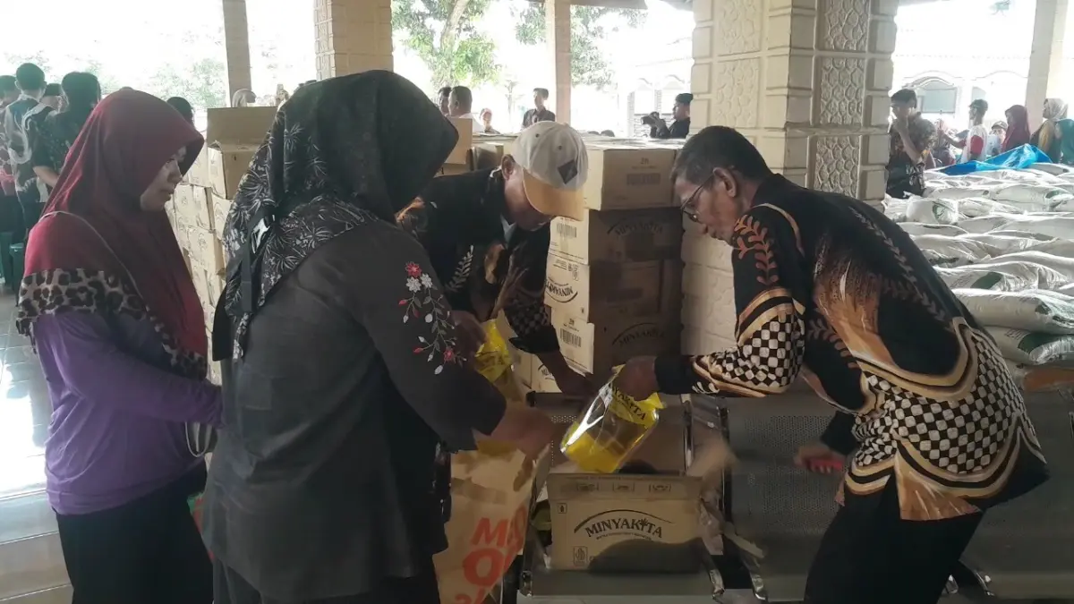 Petugas membongkar kemasan MinyaKita di salah satu pasar tradisional. Bulog mengakui pasokan masih terbatas dan distribusi belum merata di Ngawi. ASEP SYAEFUL/RADAR NGAWI