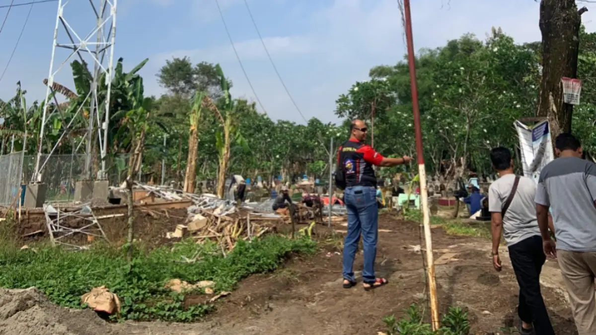 Petugas Satpol PP dan Damkar Kabupaten Madiun memantau proyek pembangunan tower telekomunikasi di Desa Betek yang tetap berjalan meski belum mengantongi izin. LODITYA FERNANDES/RADAR MADIUN