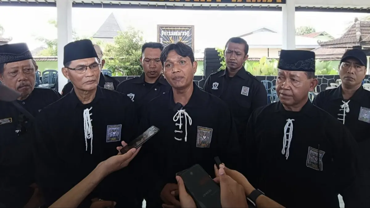 Ribuan loyalis PSHT Pusat Madiun mengikuti Apel Siaga di Padepokan Agung, Jalan Merak, Sabtu (2/5), menegaskan dukungan terhadap hasil Parapatan Luhur. HENGKY RISTANTO/RADAR MADIUN