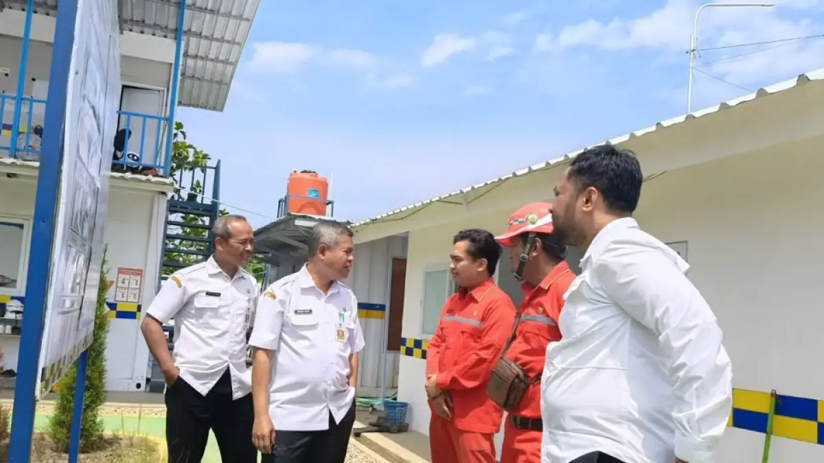 Sekda Pacitan Heru Wiwoho bersama jajaran meninjau progres pembangunan Sekolah Rakyat di Kelurahan Sidoharjo, yang kini telah melampaui 20 persen dan ditarget rampung Juli 2026. FOTO: PROKOPIM PEMKAB PACITAN