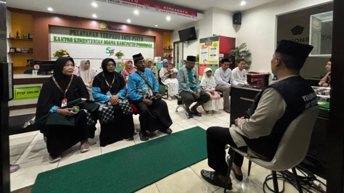 Tiga CJH cadangan asal Ponorogo bersiap diberangkatkan menuju Asrama Haji Sukolilo Surabaya sebelum terbang ke Tanah Suci melalui kloter 37, kemarin (1/5). SUGENG DWI N/RADAR PONOROGO