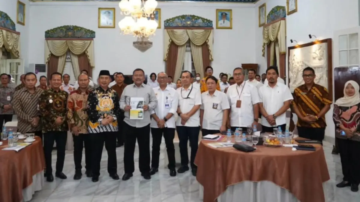 Bupati Madiun bersama anggota DPR RI Ali Mufti membahas dukungan proyek infrastruktur saat pertemuan di Pendopo Muda Graha. FOTO: PROKOPIM PEMKAB MADIUN
