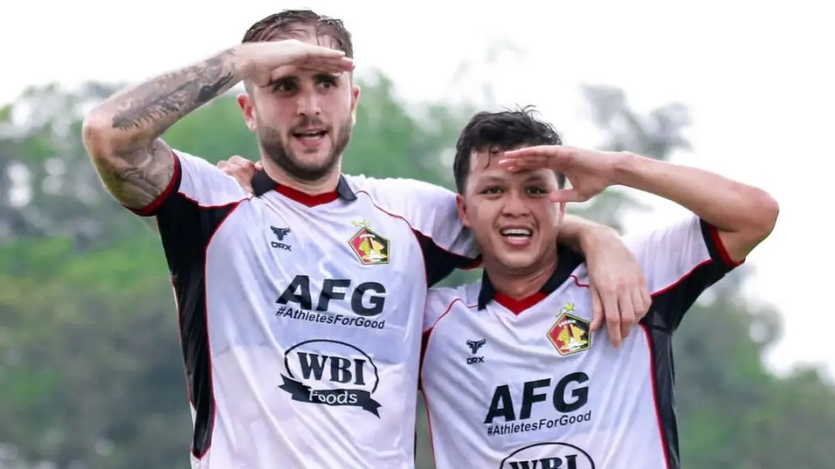 DI ATAS ANGIN: Ekspresi pemain Persik Kediri usai membobol gawang Arema FC 3-0 di babak pertama. (IG @persikfcofficial)