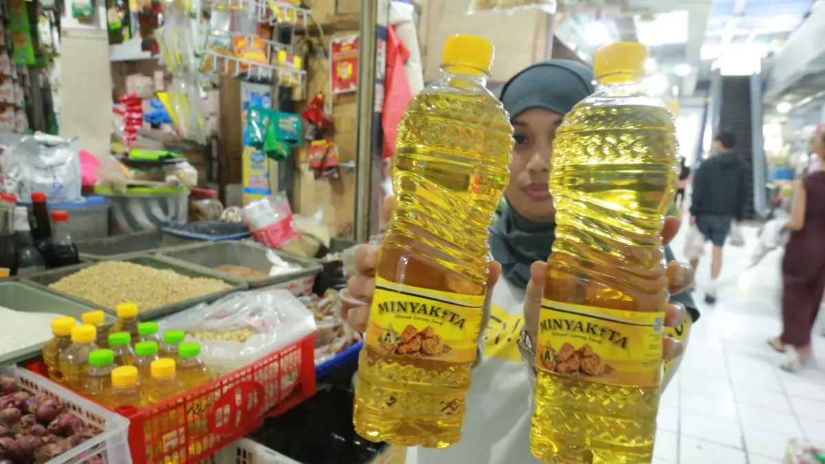 Distribusi MinyaKita di pasar Kota Madiun ditingkatkan untuk menjaga ketersediaan stok dan stabilitas harga di tingkat konsumen. BAGAS BIMANTARA/RADAR MADIUN
