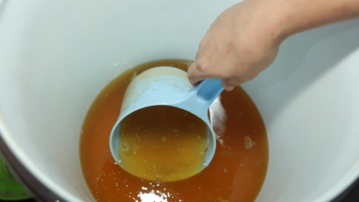 Harga minyak goreng kemasan di Madiun naik seiring meningkatnya biaya bahan baku plastik, sementara pasokan tetap aman. BAGAS BIMANTARA/RADAR MADIUN