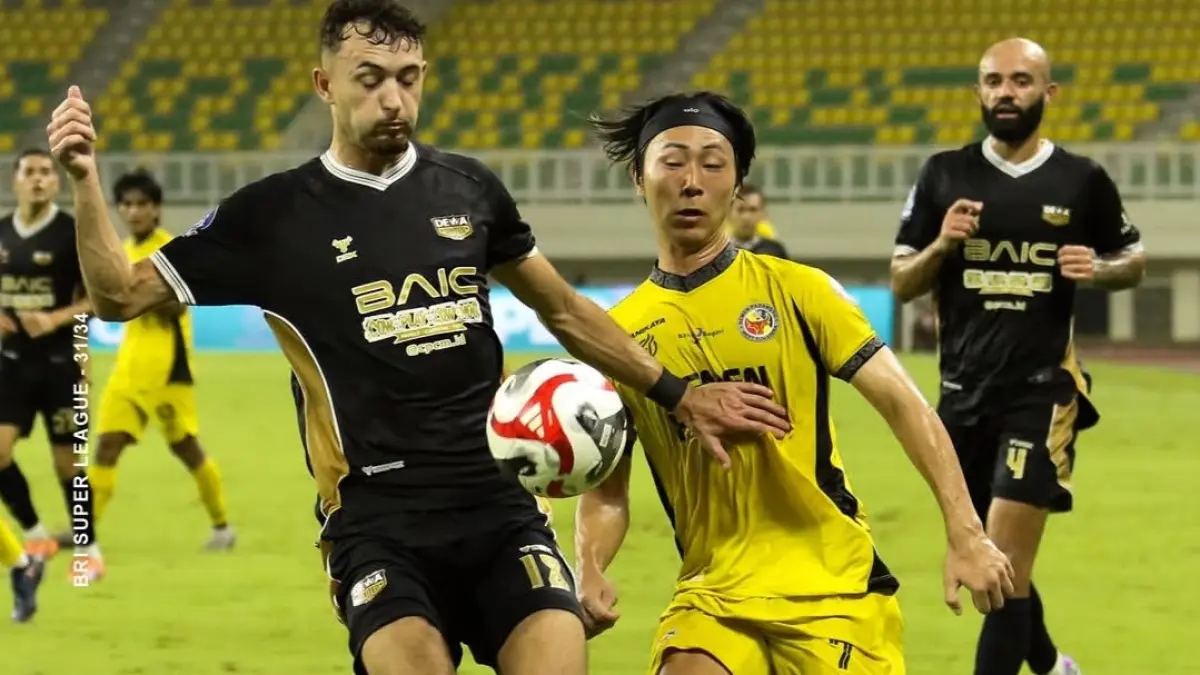 KALAH LAGI: Pemain Semen Padang FC berebut bola dengan pemain Dewa United di pekan ke-31 BRI Super League. (IG @semenpadangfcid)