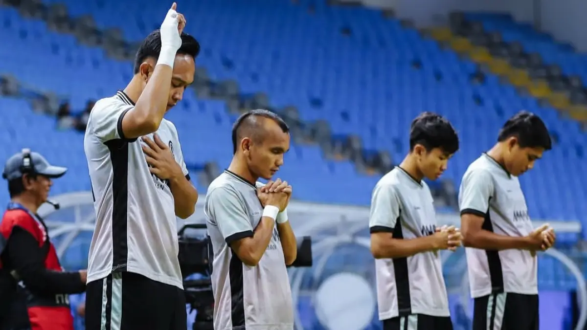 Pemain PSS Sleman berdoa sebelum memulai pemanasan. (ig@pssleman)
