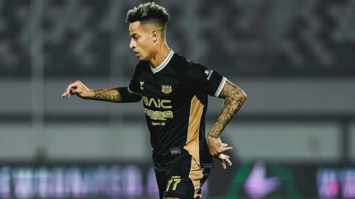 PEMBEDA: Pemain Dewa United Noah S. mencetak gol tunggal di babak pertama yang membawa timnya unggul 1-0 atas Semen Padang. (IG @sadaouinoah7)
