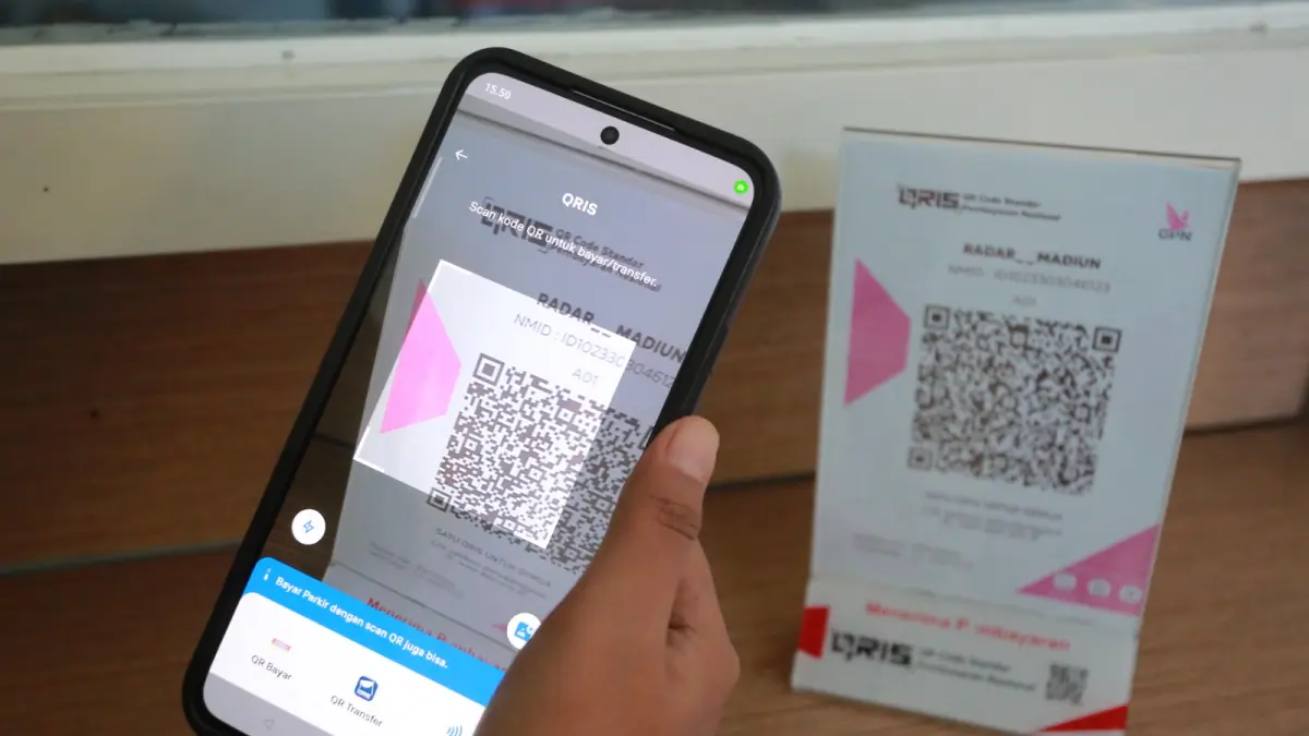 Penggunaan QRIS di Kota Madiun terus meningkat. BI mendorong inovasi pembayaran digital hingga ke layanan publik seperti parkir. BAGAS BIMANTARA/RADAR MADIUN