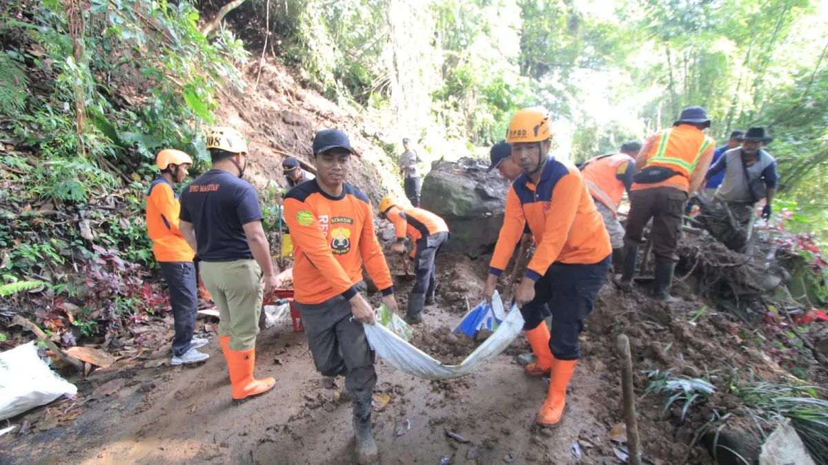Petugas BPBD Magetan melakukan asesmen di lokasi longsor di Kecamatan Poncol setelah hujan deras memicu bencana di 14 titik. AJI PUTRA/RADAR MAGETAN