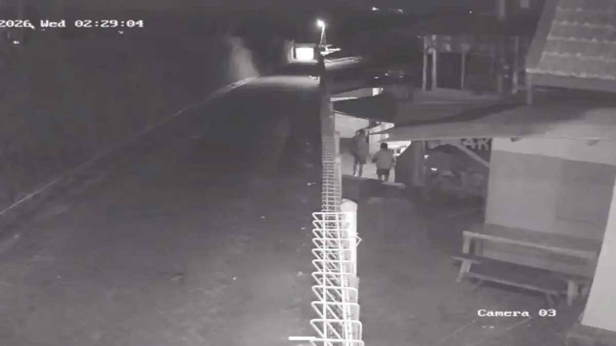 Rekaman CCTV memperlihatkan pelaku pencurian di Pasar Plaosan yang membawa kabur minyak goreng dari gudang warung makan. FOTO: TANGKAPAN LAYAR
