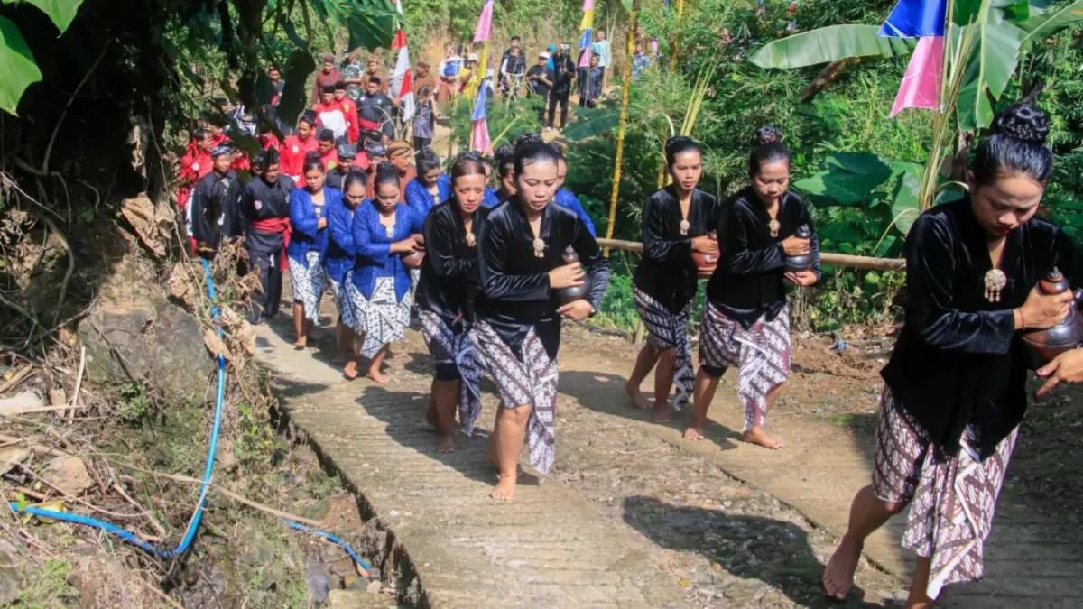 Warga Desa Senepo mengarak air dari Belik Wonorejo dalam tradisi Longkangan sebagai simbol pelestarian sumber air. SUGENG DWI N/RADAR PONOROGO