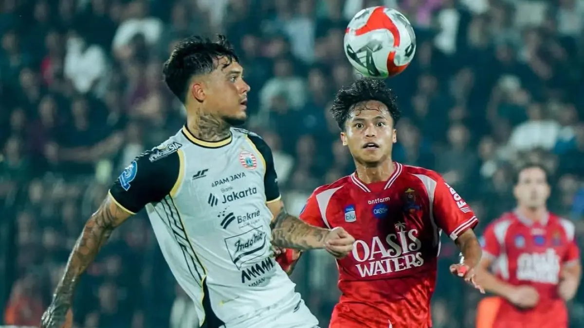 IMBANG: Pemain Persija Shyne Pattynama berebut bola dengan pemain Persijap Jepara pada babak pertama laga pekan ke-31. (IG @persijap_jepara)