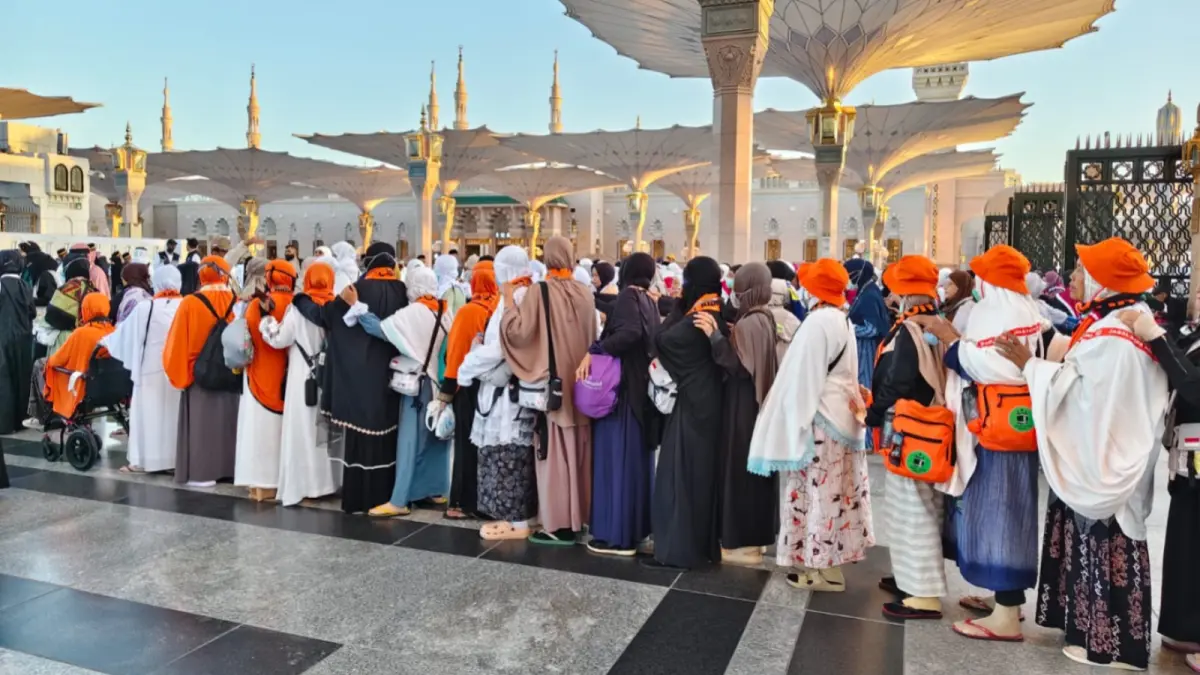 Jemaah haji beraktivitas di Madinah di tengah suhu ekstrem, dengan pembatasan aktivitas demi menjaga kondisi kesehatan. FOTO: KLOTER SUB 22