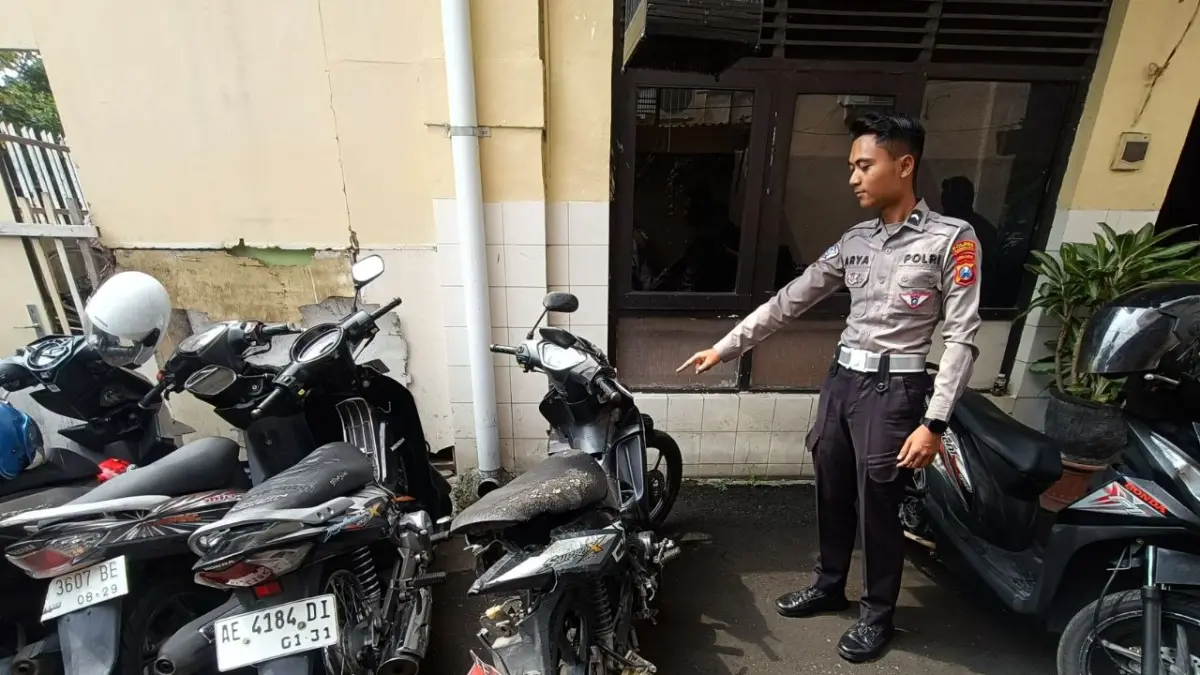 Lokasi kecelakaan di Simpang Lima Tugu Pendekar, Madiun, setelah truk menabrak tiga sepeda motor yang berhenti di lampu merah. HENGKY RISTANTO/RADAR MADIUN