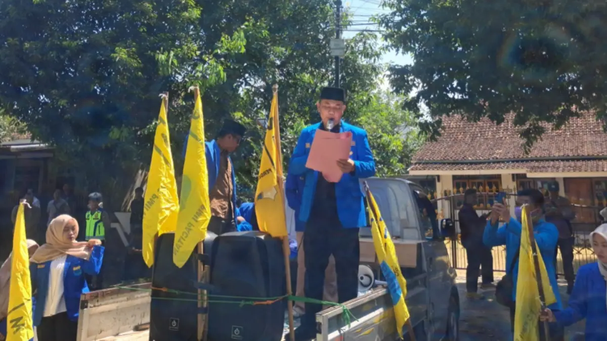 Mahasiswa PMII Pacitan menggelar aksi di depan kantor Kemenag menuntut peningkatan kesejahteraan guru madrasah. NUR CAHYONO/RADAR PACITAN