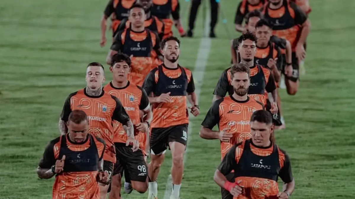 Para pemain Persija menjalani official training sebelum laga BRI Super League. (IG @persija)