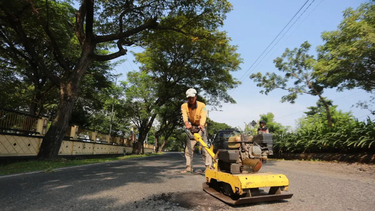 Pekerjaan perbaikan jalan di Kota Madiun tertunda akibat kenaikan harga aspal dan BBM yang memengaruhi anggaran proyek. BAGAS BIMANTARA/RADAR MADIUN
