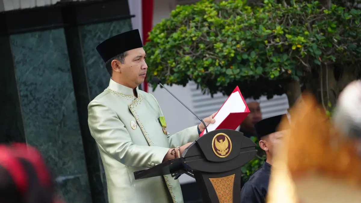 Pelaksana Tugas Wali Kota Madiun, F. Bagus Panuntun saat memimpin upacara Hardiknas di halaman balai kota, Senin (4/5). FOTO: DISKOMINFO KOTA MADIUN