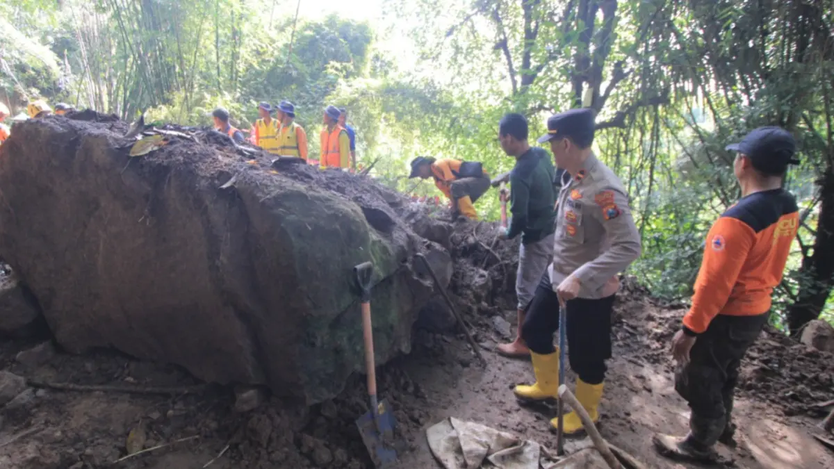 Petugas BPBD Magetan menangani dampak bencana. Dalam sebulan, tercatat 61 kejadian didominasi longsor dan banjir. AJI PUTRA/RADAR MAGETAN