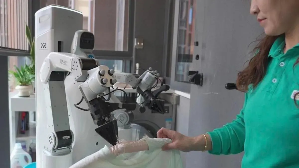 Robot membantu pekerjaan domestik di rumah warga China. (XINHUA)