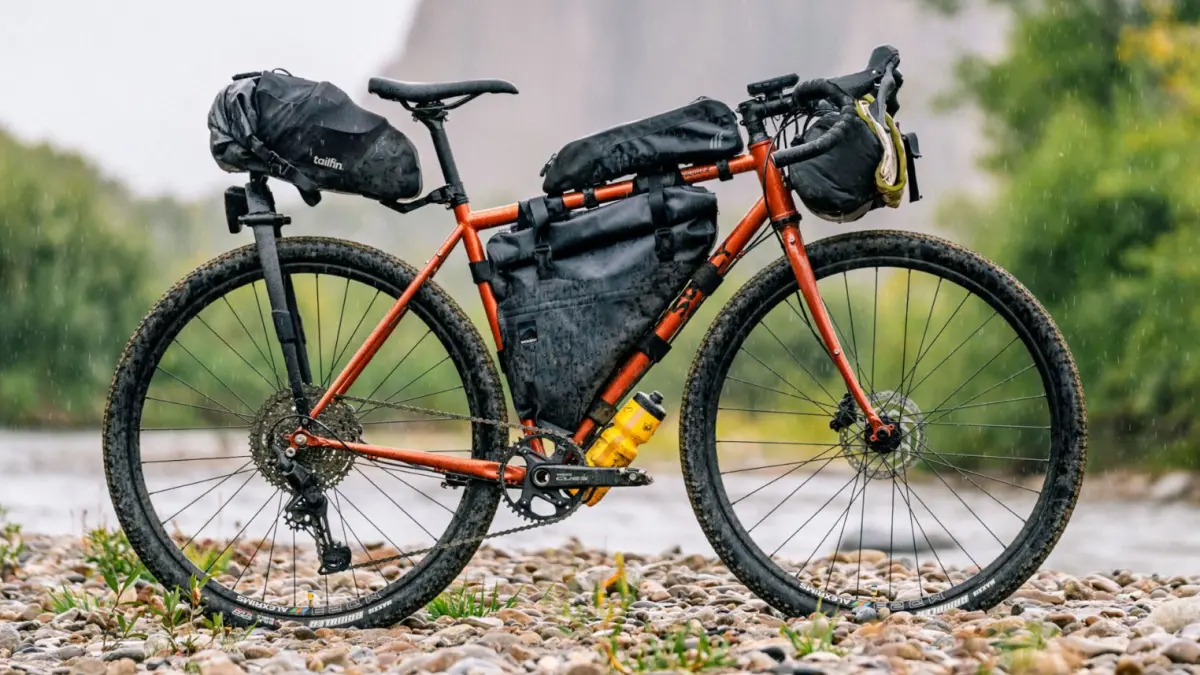 Surly Straggler, sepeda andalan untuk bikepacking dengan harga puluhan juta. (BIKEPACKING.COM)