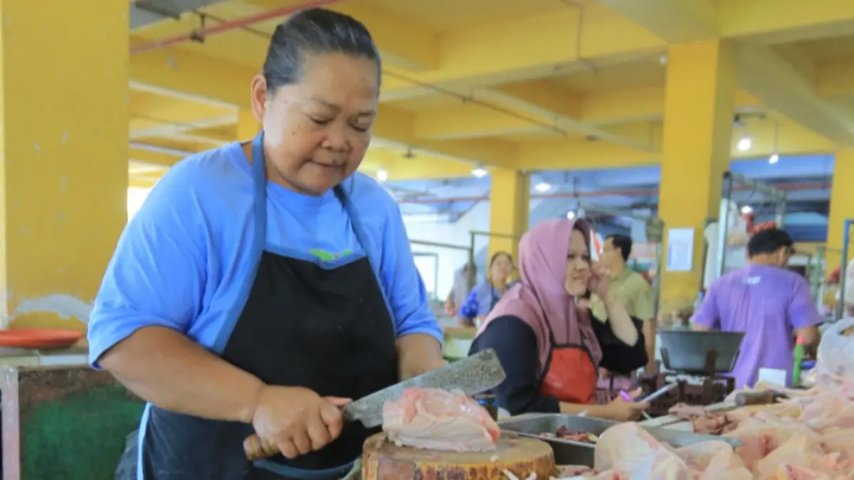 Aktivitas jual beli di pasar tradisional Madiun saat harga kebutuhan pokok mulai turun pasca Lebaran. BAGAS BIMANTARA/RADAR MADIUN