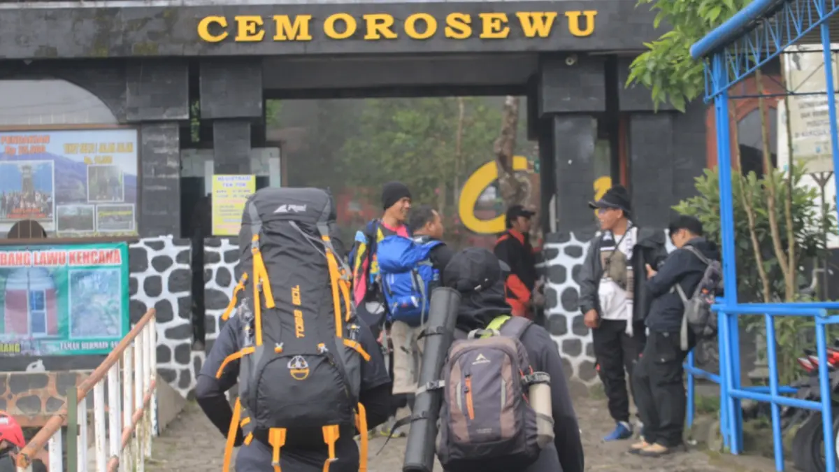 Antrean pendaki di jalur Cemorosewu Gunung Lawu membludak saat libur panjang akibat sistem tiket masih manual. AJI PUTRA/RADAR MAGETAN