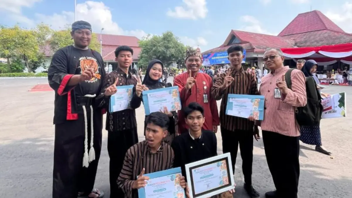 BANGGA: Para siswa Smago yang berhasil menorehkan prestasi di cabang kreativitas musik tradisi pada ajang FLS3N 2026. (SATRIO JATI/RADAR MADIUN)