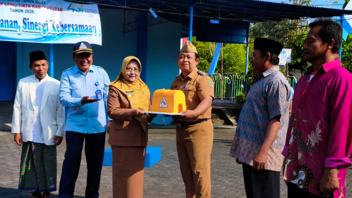 Bupati Magetan Nanik Endang Rusminiarti turut merayakan HUT ke-43 Perumdam Lawu Tirta Kabupaten Magetan.