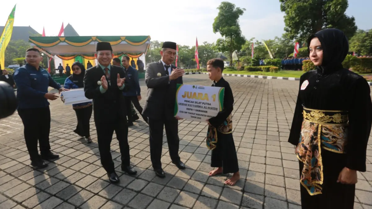 Bupati, wabup dan sekda menyerahkan sejumlah penghargaan bagi para siswa berprestasi di Kabupaten Madiun.  BAGAS BIMANTARA/RADAR MADIUN