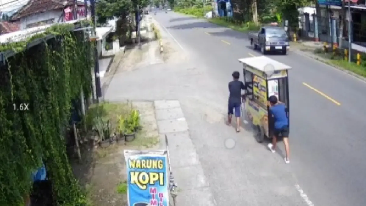 Dua pelaku pencurian gerobak martabak di Sambit diringkus polisi setelah buron hampir dua bulan. FOTO: TANGKAPAN LAYAR