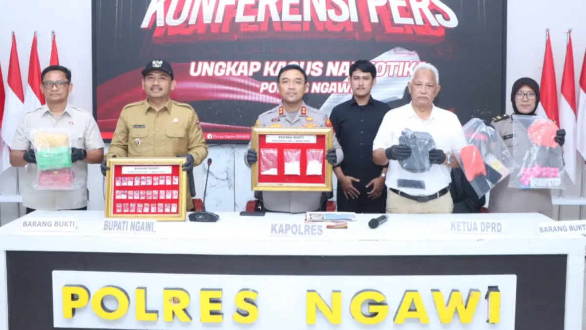 Kapolres Ngawi bersama jajaran menunjukkan barang bukti sabu-sabu hasil pengungkapan kasus peredaran narkoba. ASEP SYAEFUL/RADAR NGAWI