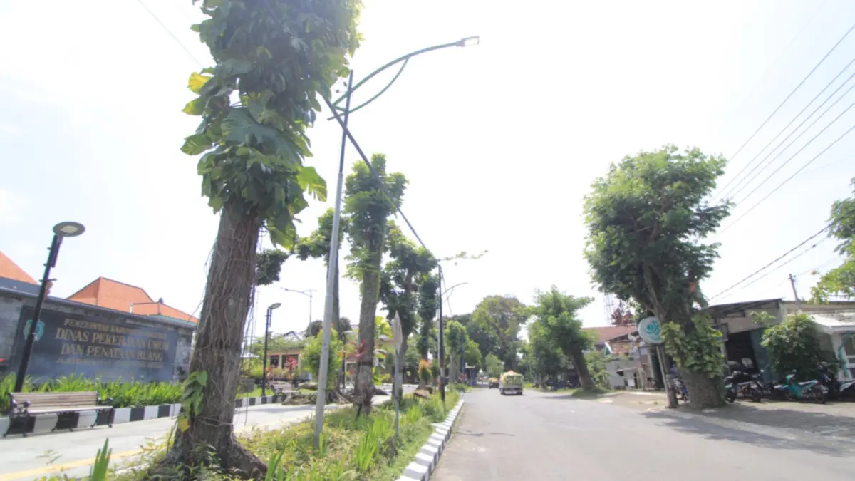 Kondisi Jalan Hasanudin Magetan yang rencananya akan ditata, namun tertunda karena keterbatasan anggaran. AJI PUTRA/RADAR MAGETAN