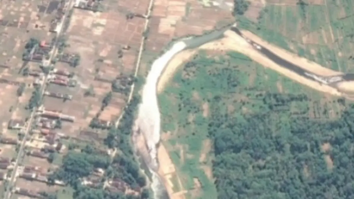 Kondisi tanggul Sungai Lorok di Pacitan yang tergerus abrasi dan mengancam permukiman warga. REPRO: RADAR PACITAN