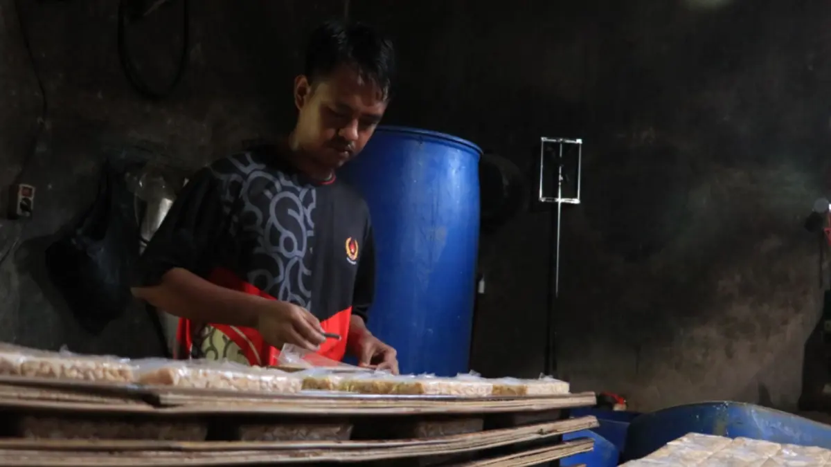 Perajin tempe mengurangi ukuran produksi akibat kenaikan harga kedelai impor dan bahan pendukung. SUGENG DWI N/RADAR PONOROGO