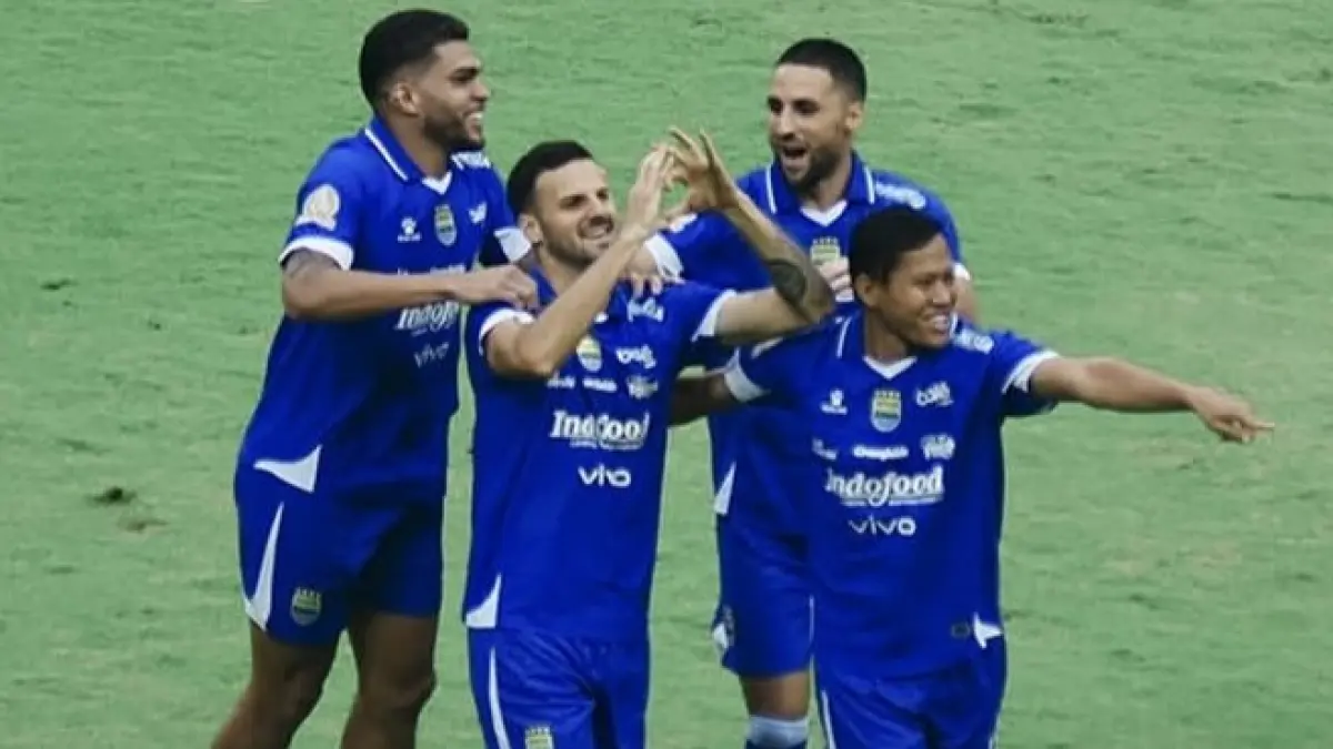POSISI PUNCAK: Para pemain Persib merayakan gol Matricardi pada laga melawan PSIM Jogja lalu. (IG @persib)