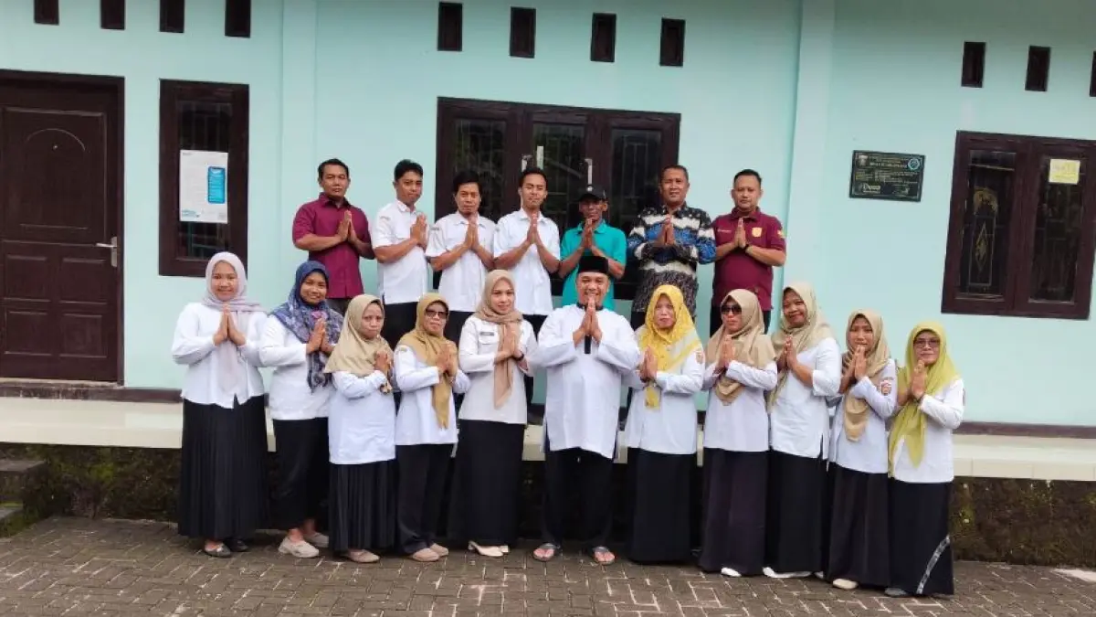 SATUKAN TEKAD: Kades Hargosari Sumono beserta perangkatnya menggelar halalbihalal dengan pendidik SDN Hargosari 1 dan 2, beberapa waktu lalu. (PEMDES HARGOSARI/RADAR MADIUN)