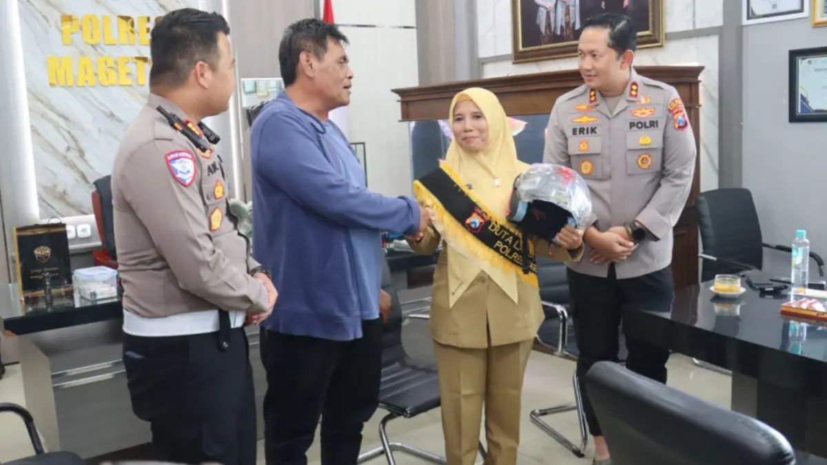 Sri Wahyuni menerima penghargaan dari kepolisian usai aksinya menegur sopir bus di lampu merah viral di media sosial. AJI PUTRA/RADAR MAGETAN