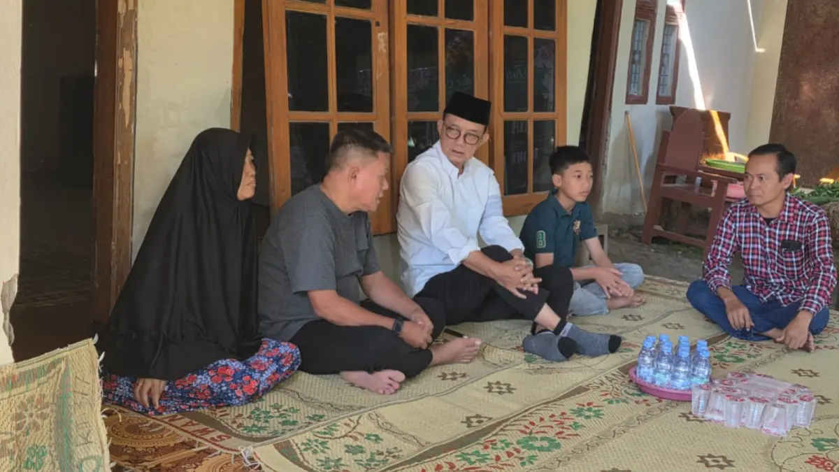 UNGKAPAN DUKA: Budi Sulistyono Kanang saat memberikan penguatan kepada keluarga almarhumah Mia Citra Rumaisya di Desa Tambakboyo, Mantingan. Kanang mendesak evaluasi sistem komunikasi kereta api dan penanganan darurat medis. (FOTO: ASEP SYAEFUL BACHRI/RADAR NGAWI)