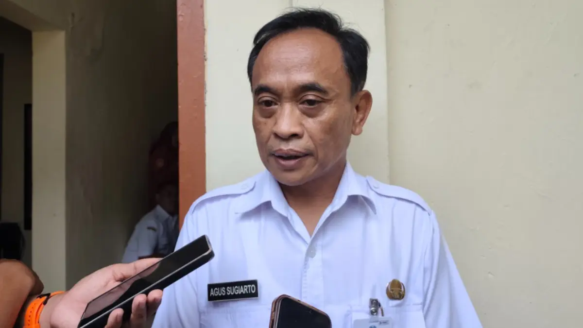 PENATAAN BIROKRASI: Sekda Ponorogo Agus Sugiarto saat meninjau berkas administrasi ASN. Pemkab Ponorogo segera melakukan mutasi dan lelang jabatan terbuka untuk mengisi belasan kursi kepala dinas yang kosong. (FOTO: SUGENG DWI N./JAWA POS RADAR PONOROGO)