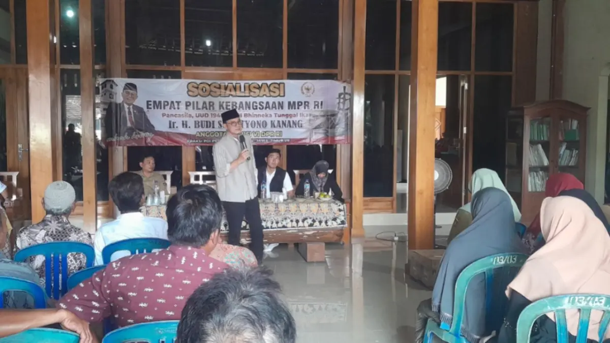 Anggota DPR RI Budi Sulistyono Kanang saat sosialisasi di Desa Banyubiru, Widodaren, Ngawi, Selasa (5/5). ASEP SYAEFUL/JAWA POS RADAR NGAWI