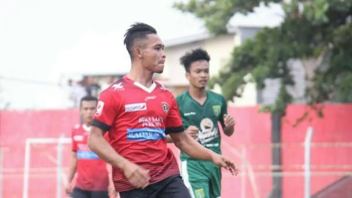 BERSEJARAH: Penyerang Persinga Ngawi Slamet "Larso" Hariyadi berhasil mencetak gol kala timnya menahan imbang Persebaya 1-1 di Stadion Ketonggo, tahun 2017 silam. (IG @eventngaw1)