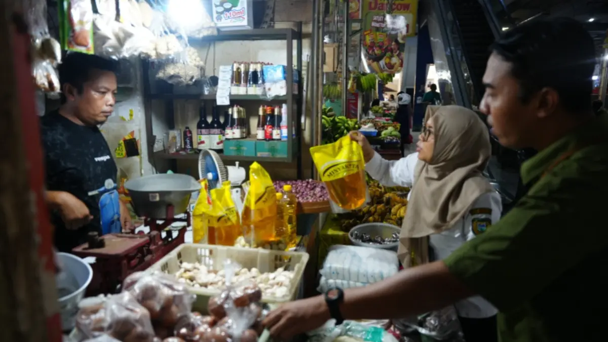 Bulog Madiun bersama dinas perdagangan mendistribusikan MinyaKita kepada pedagang di Pasar Besar Madiun, Rabu (6/5). FOTO: DISKOMINFO KOTA MADIUN