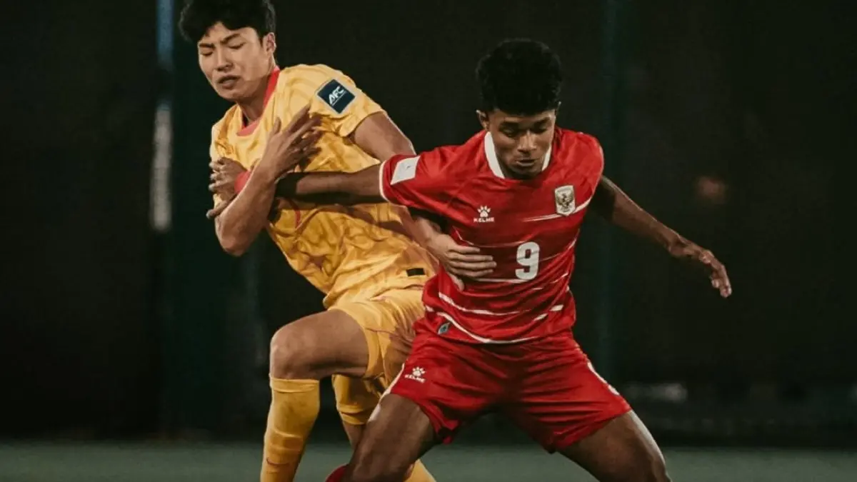 DUEL SERU: Pemain Timnas Indoensia U7 Yerangga berebut bola dengan pemain China U17 dalam laga pembuka Piala Asia U17 di Arab Saudi, Selasa (5/5) malam. (IG @timnasindonesia)